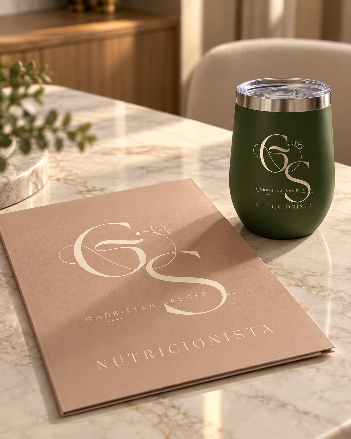 Marca Gabriella Sauder Nutricionista aplicada em pasta rosada e copo verde